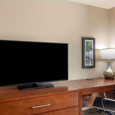Comfort Inn & Suites Charlottesville Buitenkant foto
